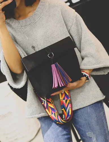 Vista 2 de QZUnique Bolso bandolera mediano de nobuck para mujer con borla colorida