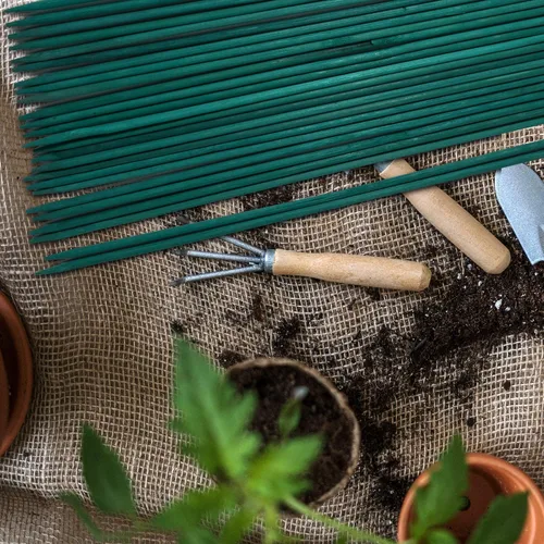 Vista 6 de 50 estacas de madera de 18 pulgadas para plantas de jardín, tomate, estacas y soportes para plantas en maceta, viene con 100 lazos verdes