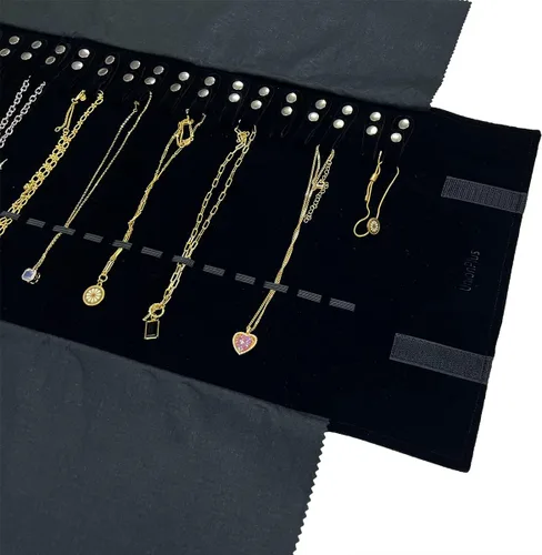 Vista 3 de Bolsa organizadora de terciopelo para collares, pulseras, color negro extra grande con banda elástica solo para collares