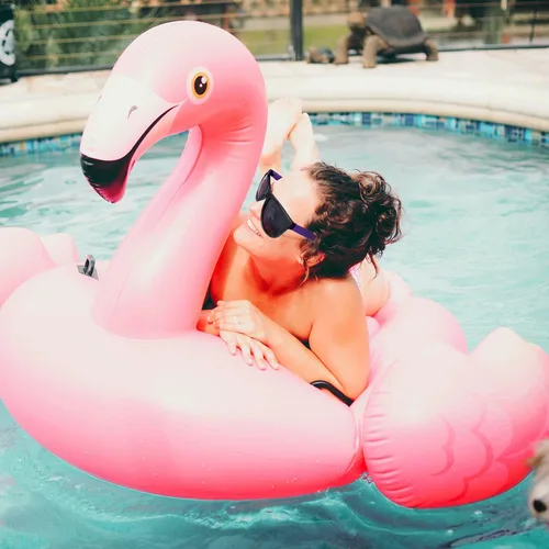 Vista 2 de Paquete de 48 lentes de sol de neón de 12 colores con lentes oscuros, estilo de los años 80 para recuerdos de fiesta, fiesta en la piscina a granel