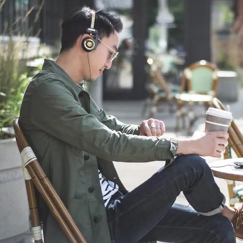 Vista 6 de Koss Porta Pro Edición Limitada Auriculares de Diadema Oro Negro, Micrófono en Línea, Control de Volumen y Control Remoto Táctil, Incluye Estuche
