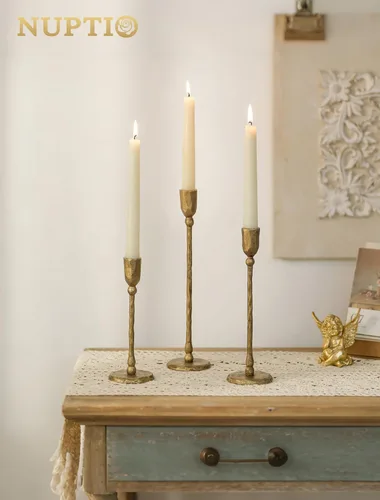 Vista 4 de NUPTIO Portavelas Cónicos de Hierro: Candelabro de Latón Antiguo para Fiesta de Acción de Gracias y Navidad - Juego de 3 Portavelas Altos Dorados