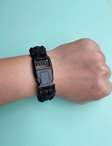 Vista 6 de Paquete de 2 pulseras de supervivencia Paracord de 8.5 pulgadas, pulsera trenzada táctica para adolescentes, equipo militar, recuerdos de fiesta