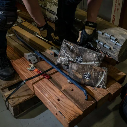 Vista 4 de Klein Tools 55560 Bolsas con cremallera, las bolsas de camuflaje son de 12.5 y 10 pulgadas, camuflaje de tejido balístico 1680d de 2 piezas