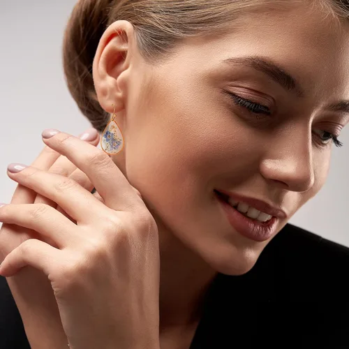 Vista 5 de AMEJEW Aretes de flores silvestres prensadas Forget-Me-Not Aretes colgantes para mujeres y niñas Pendientes de flores prensadas con lágrima