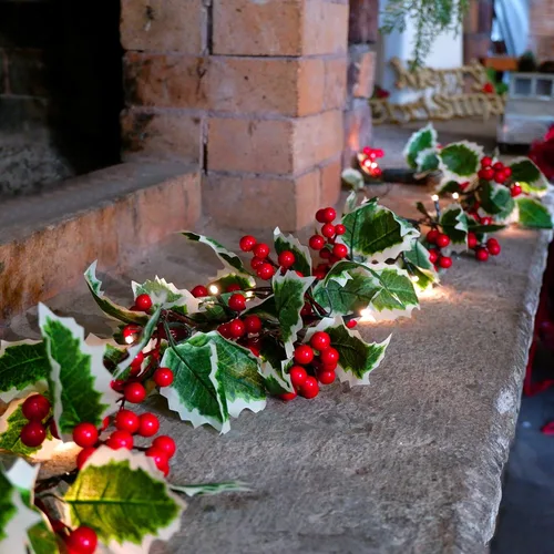 Vista 3 de Juegoal Guirnalda de Navidad, guirnalda de bayas rojas y hojas de acebo preiluminadas de 6.5 pies, guirnalda de bayas artificiales iluminadas a