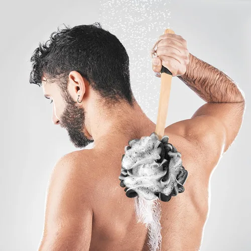 Vista 7 de FORENEE - Esponja negra en palo, malla de polietileno con mango de madera Soft PE mesh creates rich lather for gentle cleansing; water-resistant