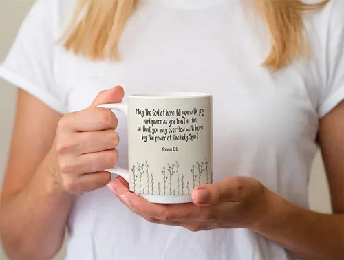 Vista 3 de TJ Originals Romanos 15:13 May The God of Hope Fill You Regalos para ella – Vaso de graduación con versículo bíblico – Taza de cerámica de 11 oz