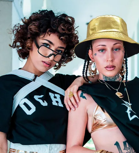 Vista 6 de VGGAEELY Kit de disfraz de hip hop, traje de los años 80 y 90 para mujeres y hombres, sombrero dorado, cadena de dinero, collar, lentes de sol
