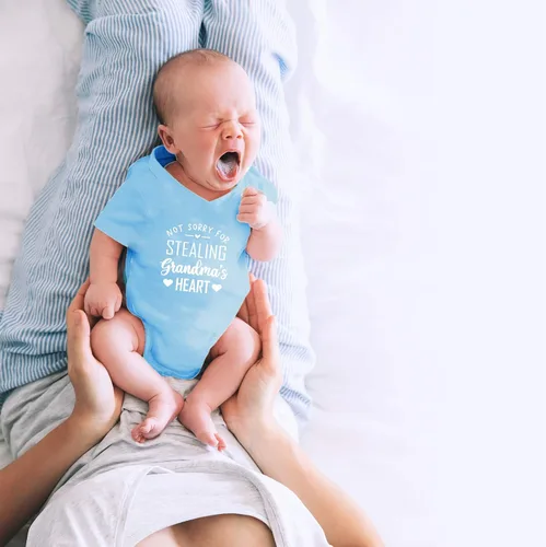 Vista 28 de CBTwear Not Sorry for Stealing Grandma's Heart – Ropa de bebé – Divertido body para recién nacido para niños y niñas