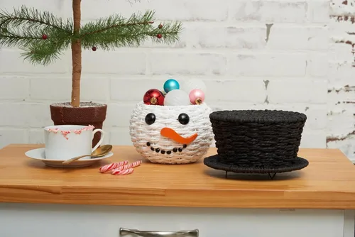 Vista 3 de C&F Home Muñeco de nieve tejido a mano de Navidad Candy Container