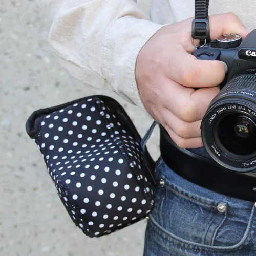 Vista 5 de USA GEAR Funda para cámara réflex digital con tecnología de DuraNeoprene, almacenamiento de accesorios y aberturas para correa – Funciona con Nikon