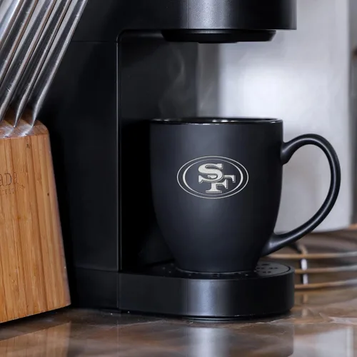 Vista 3 de Rico Industries Taza Bistro Mate Negra de Fútbol Americano NFL de 15 onzas - Para Bebidas Calientes o Frías - Logotipo del Equipo Grabado para una