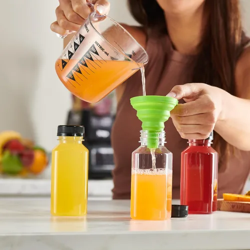 Vista 5 de GUSTO 25 botellas de jugo de plástico reutilizables con tapas, etiquetas, cepillo y embudo de silicona, botellas de plástico transparente con tapas