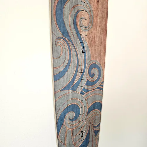Vista 3 de HEADWATERS STUDIO Medidor de Crecimiento de Tabla de Surf de Madera para Decoración de Pared - Decoración de Pared de Tabla de Surf para Cuarto