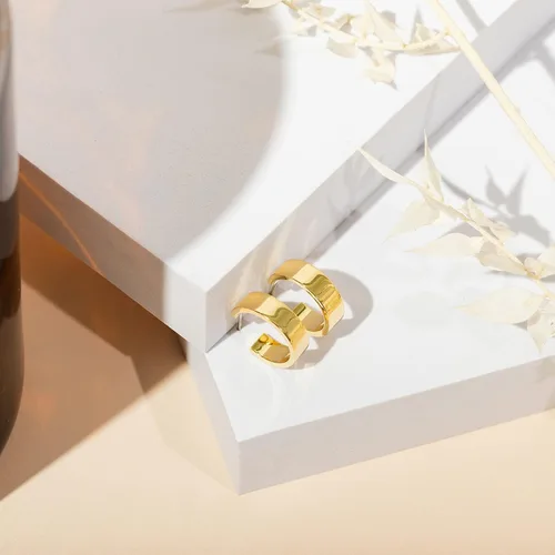 Vista 4 de PAVOI Aretes de aro abiertos chapados en oro de 14 quilates con borde cuadrado fino para mujer Aros abiertos ligeros y modernos