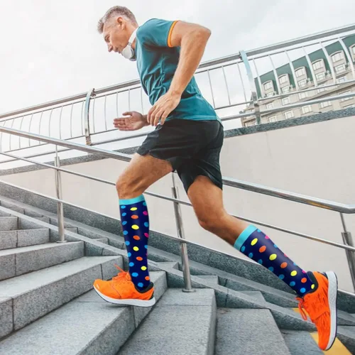 Vista 7 de Aoliks Calcetines de compresión médica para mujeres y hombres, calcetines de apoyo hasta la rodilla para correr, enfermeras, viajes