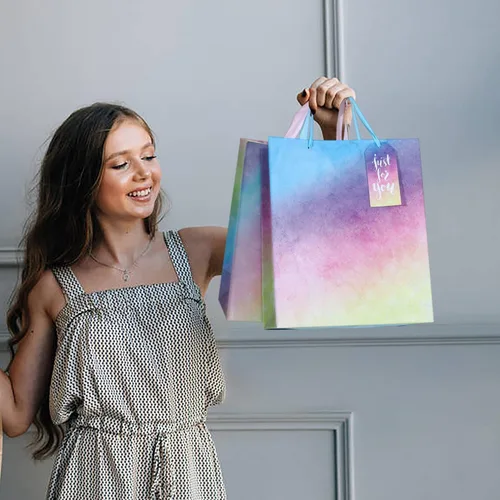 Vista 6 de Paquete de 4 bolsas de regalo con asas, bolsas de regalo de tamaño mediano degradado con purpurina con papel de seda, bolsa colorida de regalo