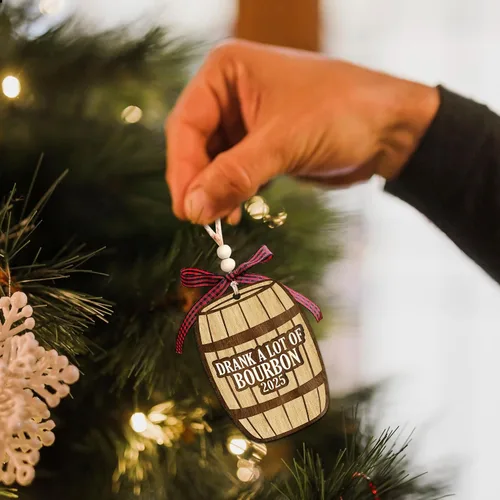 Vista 5 de Adorno de bourbon – Regalos de bourbon para hombres, mujeres, amantes del vino – Adornos de vino para árbol de Navidad – Adorno de Navidad de madera
