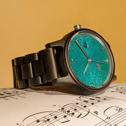 Vista 2 de Opis UR-U1 Reloj Artsy UnisexFemenino de MaderaReloj de Pulsera para HombreReloj de Madera para MujerHombre Hecho con Cara Única en Relieve
