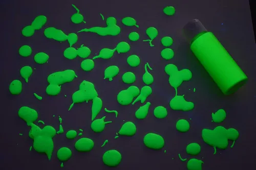 Vista 12 de DirectGlow - Pintura fluorescente reactiva para fiestas de témpera ultravioleta (surtido de 6 colores, botellas de 2 onzas)