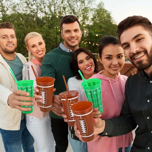 Vista 7 de Kochorie 18 tazas de fiesta de fútbol de 24 onzas con tapas y pajitas, vaso de plástico reutilizable, tazas de viaje para niños, entrenadores