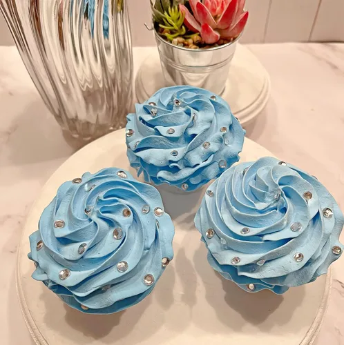 Vista 4 de Juego de 3 cupcakes falsos para tartas artificiales, hechas a mano por Dezicakes, cupcakes artificiales Azul