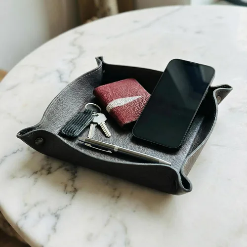 Vista 5 de Yoder Leather Company Bandeja de valet de cuero genuino hecha a mano – Bandeja de dados plegable para juegos de rol, mesa, monedas, llaves y Negro