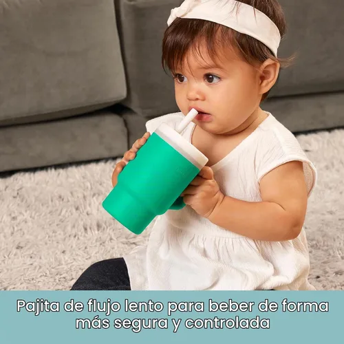 Vista 7 de Infantino Mi primer vaso, taza de silicona con pajita y asa, vaso de bebé resistente a derrames para llevar, botella de transición libre de BPA