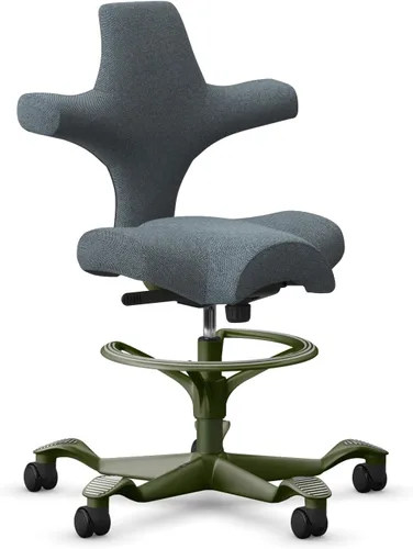 Vista 45 de HAG Capisco Sit to Stand - Silla de pie con marco blanco, tapizado, color rosa rubor Pink Blush