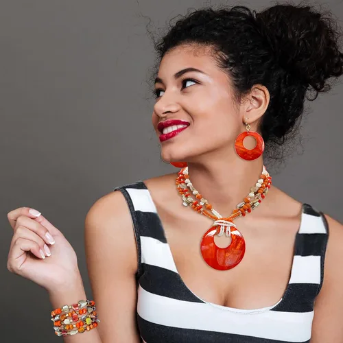 Vista 5 de Juego de joyas para mujer, 4 piezas de cuentas gruesas de la señora Roper para mujer, collar de concha colorido bohemio de múltiples hebras