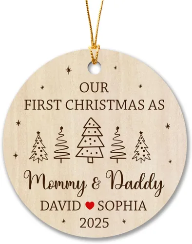 Vista 9 de Adorno personalizado de Our Christmas As A Family of Three 2025 – Primera Navidad como familia de 3 zorros – Regalos para padres recién nacidos
