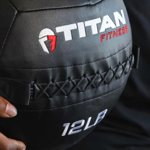Vista 7 de Titan Fitness LB Soft Shell - Bola de pared medicinal con laminado de policompuesto y textura cruzada, agarre antideslizante para lanzar, fuerza