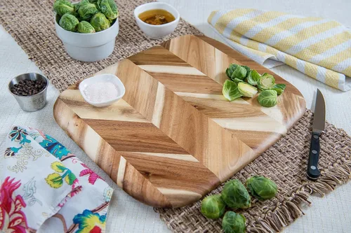Vista 3 de Lipper International Tabla de cortar y servir de espiga de acacia con borde redondeado con asas insertadas para cortar carnes, frutas y verduras