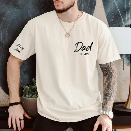 Vista 3 de Camisa Personalizada para Papá con Nombres de los Niños en la Manga Camiseta Personalizada para Papá Est 2025 Camiseta de Papá, Regalo para el Día