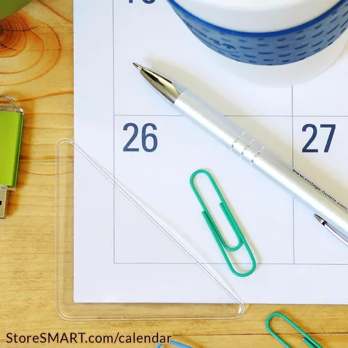 Vista 2 de StoreSMART® - Esquinas de calendario - Plástico transparente - PE1336DCL (paquete de 4)