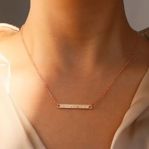 Vista 4 de Collar coordinado para mujer, colgante de barra de longitud de latitud grabada, de acero inoxidable, delicada, minimalista, con ubicación