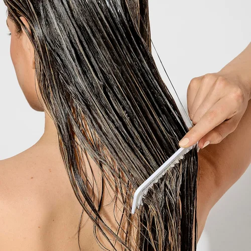 Vista 3 de Bumble and bumble. Bond-Building Hair Repair Conditioner Strengthens and Prevents Breakage Smooths Frizz, Adds Shine For Damaged Curly, Wavy