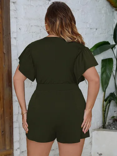Vista 2 de WDIRARA Overol corto de manga corta con cuello en V profundo y nudo frontal para mujer, talla grande, con bolsillos