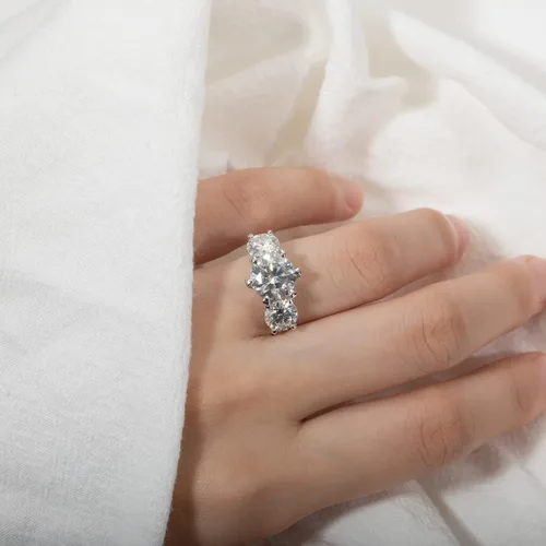 Vista 9 de Juego de anillos de moissanita para mujeres y hombres, 3 quilates, 3 piedras, moissanita, compromiso, aniversario, anillo central de 2 quilates