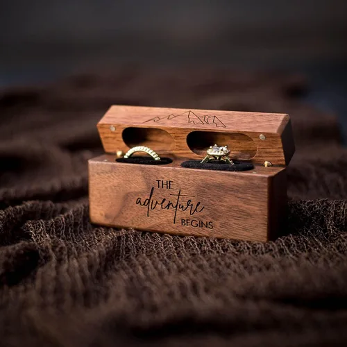 Vista 3 de MUUJEE The Adventure Begins - Caja de doble anillo – Caja de madera delgada grabada para boda, ceremonia de compromiso, propuesta de anillo – Ideas