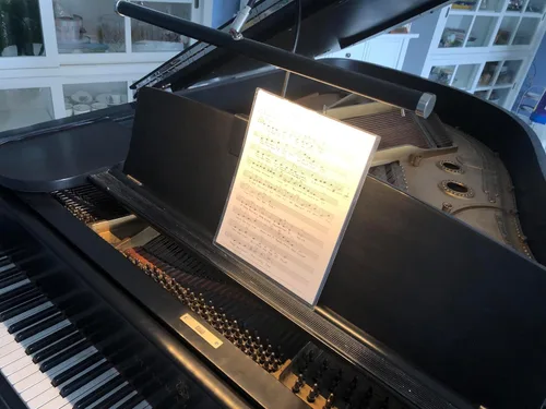 Vista 4 de Cocoweb - Luz de piano grande de LED de 19" en bronce caoba con acentos de latón con clip regulador Bronce (mahogany bronze)