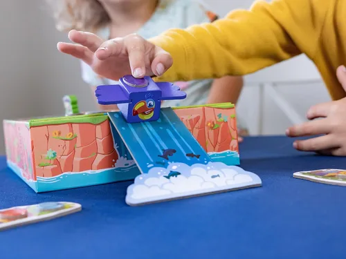 Vista 3 de Slidin' Toucan Fun Cooperative Action - Juego de mesa preescolar para niños y familias, juego educativo de tucán y huevos de Blue Orange Games - 2 a
