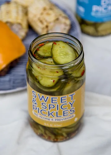 Vista 9 de The People's Provisions - Just The Pickles - Eneldo de ajo, ajo picante, pan y mantequilla y encurtidos dulces y picantes en un paquete de regalo