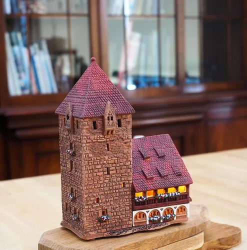 Vista 2 de Houses and Villages Collection - Miniatura coleccionable hecha a mano de la histórica torre Schuldturm en Nurnberg, Alemania, portavelas de té