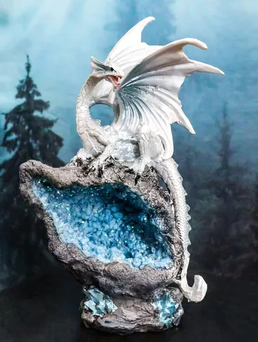 Vista 8 de Ebros Gift Fantasía blanca estalactita meteorito basilisco dragón encaramado en cuarzo montaña imitación geoda caverna roca figura con luz nocturna