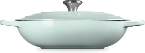 Vista 4 de Le Creuset - Cacerola ovalada de hierro fundido esmaltado con tapa, 3.75 cuartos de galón, sal marina Sea Salt