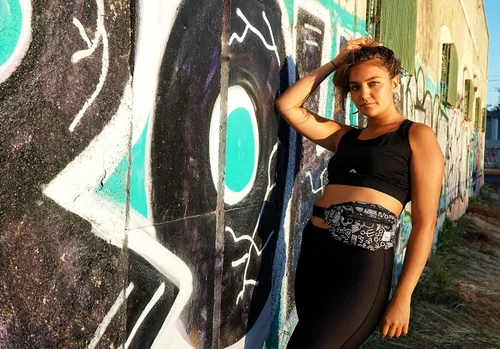 Vista 8 de Riñonera Vibe Festival Gear para hombre y mujer, muchos estampados, negro holográfico, plateado, dorado, bonita riñonera para festival rave