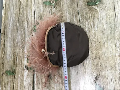 Vista 4 de Mini bolso de mano de plumas de avestruz para mujer con cadena de oro grande para fiesta, felpa esponjosa y lujosa, Punta blanca y negra