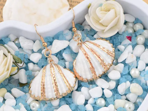 Vista 2 de Alilang Golden Accent - Pendientes colgantes marinos con diseño de almeja náutica, concha, concha, peces, sirenas Oro
